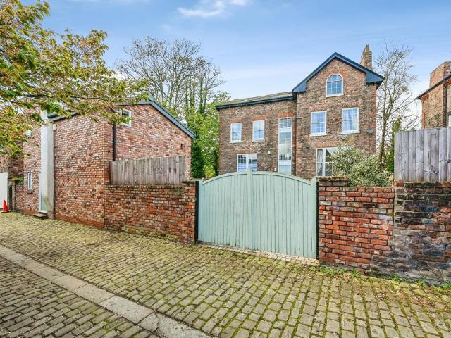 2 bedroom detached house for sale