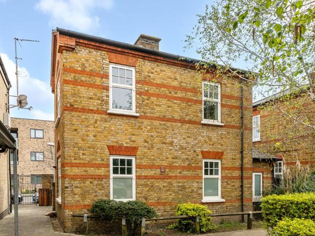 2 bedroom detached house for sale
