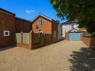 2 bedroom detached house for sale