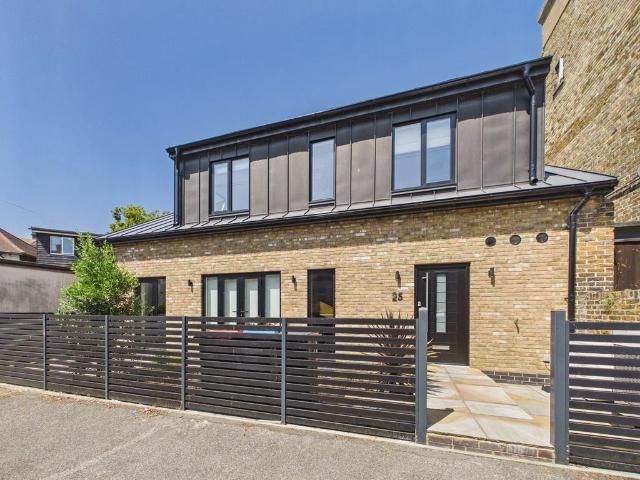 2 bedroom detached house for sale