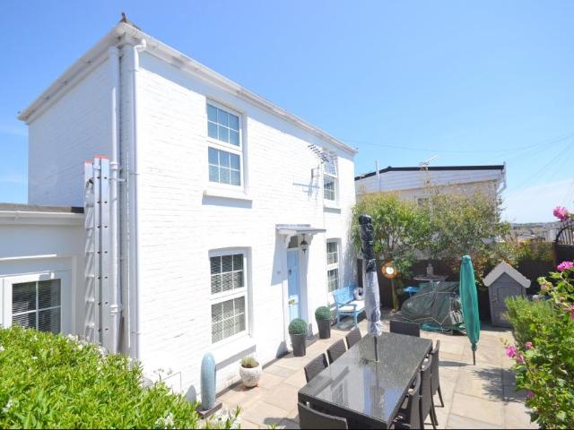 2 bedroom detached house for sale