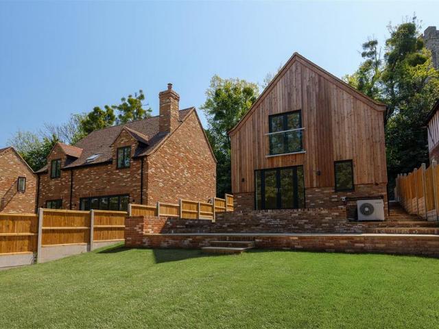 2 bedroom detached house for sale