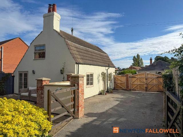 2 bedroom detached house for sale