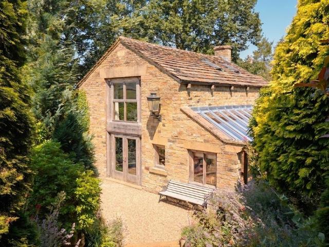 2 bedroom detached house for sale