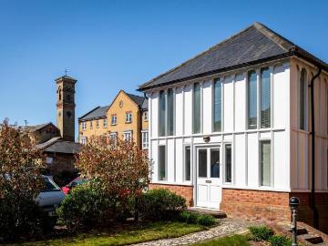 2 bedroom detached house for sale