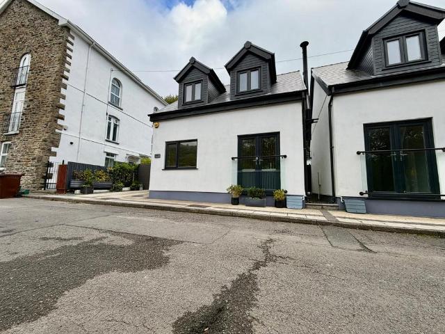 2 bedroom detached house for sale