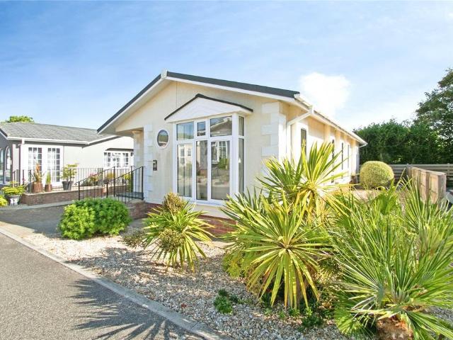 2 bedroom detached house for sale