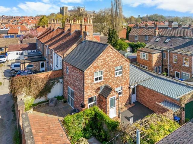 2 bedroom detached house for sale
