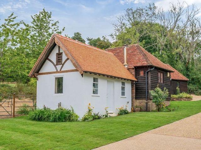 2 bedroom detached house for sale