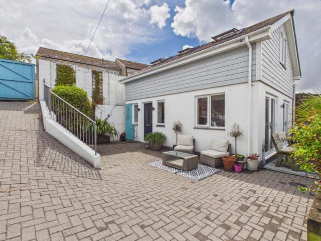 2 bedroom detached house for sale