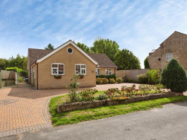 2 bedroom detached house for sale