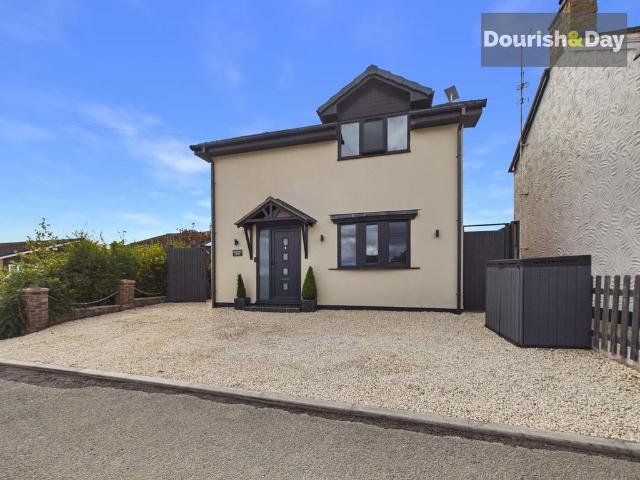 2 bedroom detached house for sale