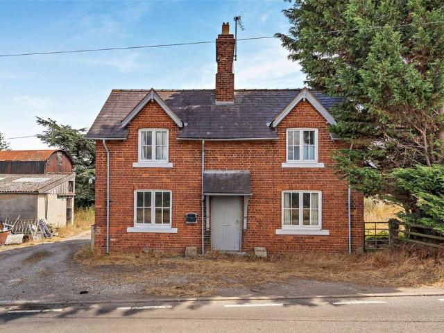 2 bedroom detached house for sale