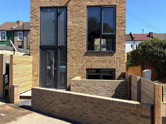 2 bedroom detached house for sale