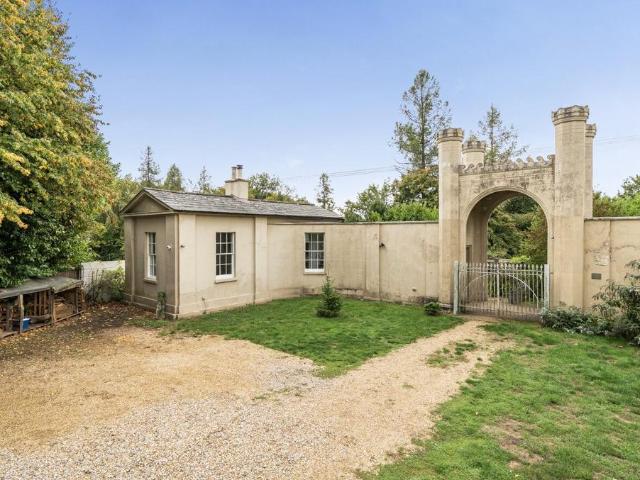 2 bedroom link detached house for sale