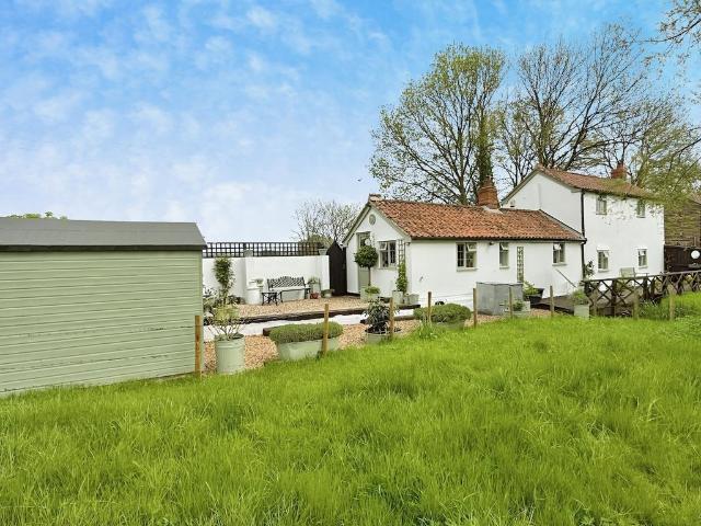 2 bedroom detached house for sale