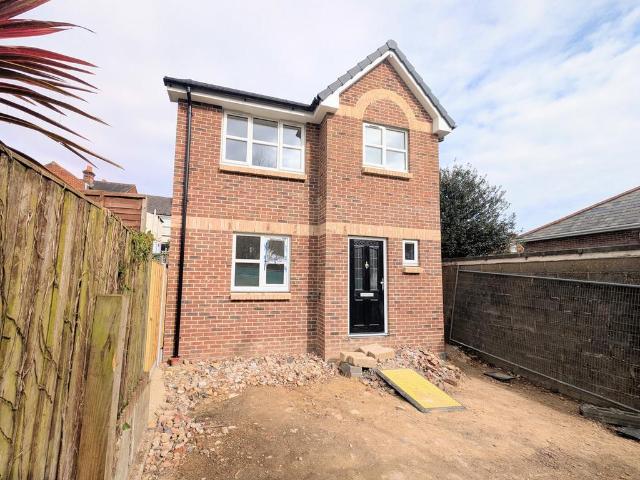 2 bedroom detached house for sale