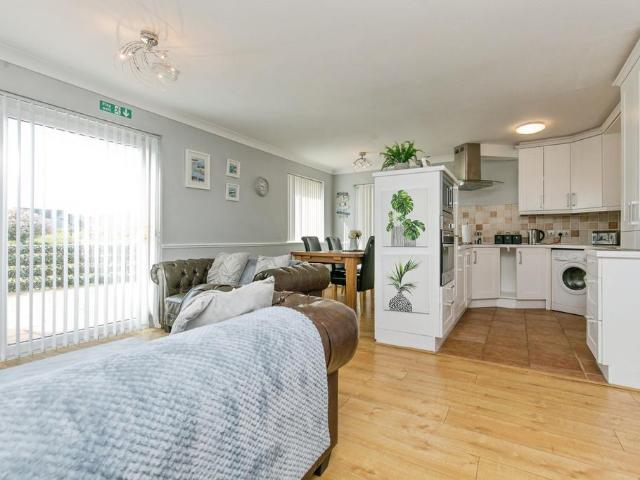 2 bedroom detached house for sale