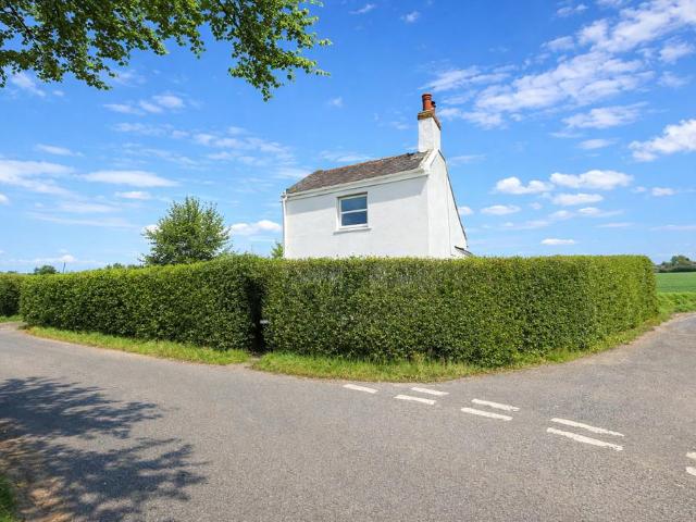 2 bedroom detached house for sale