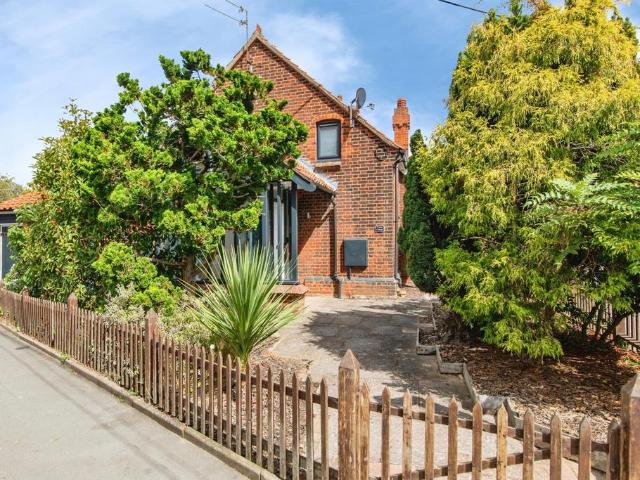 2 bedroom detached house for sale