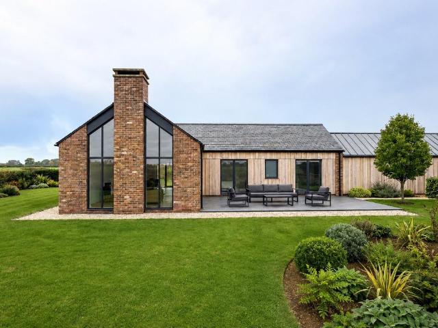 2 bedroom detached house for sale