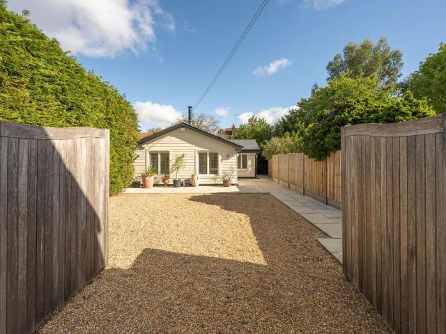 2 bedroom detached house for sale