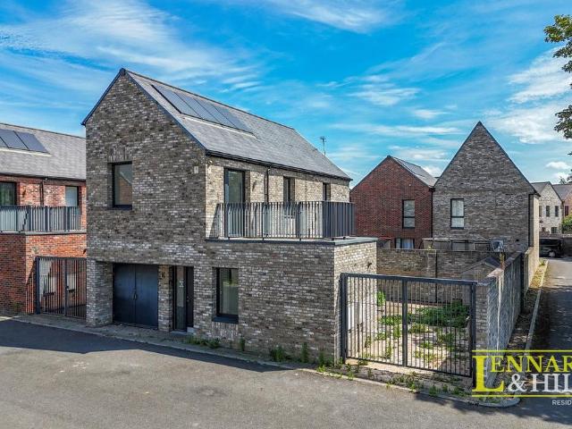 2 bedroom detached house for sale