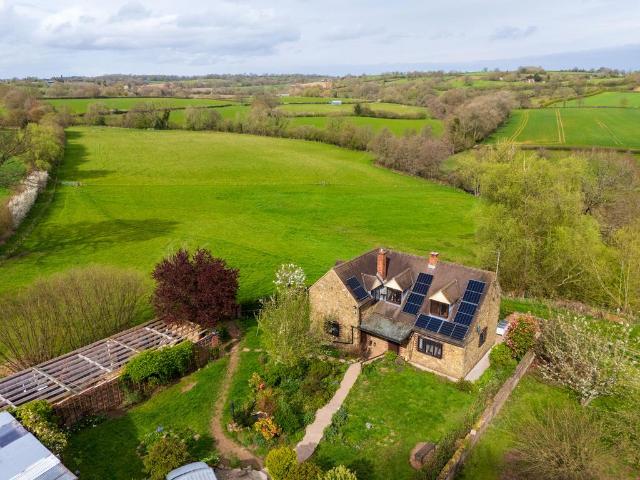 2 bedroom detached house for sale