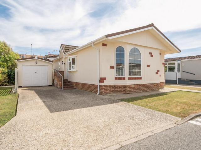 2 bedroom detached house for sale