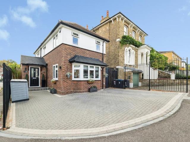 2 bedroom detached house for sale
