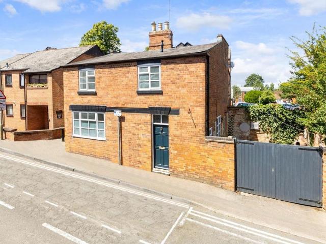 2 bedroom detached house for sale