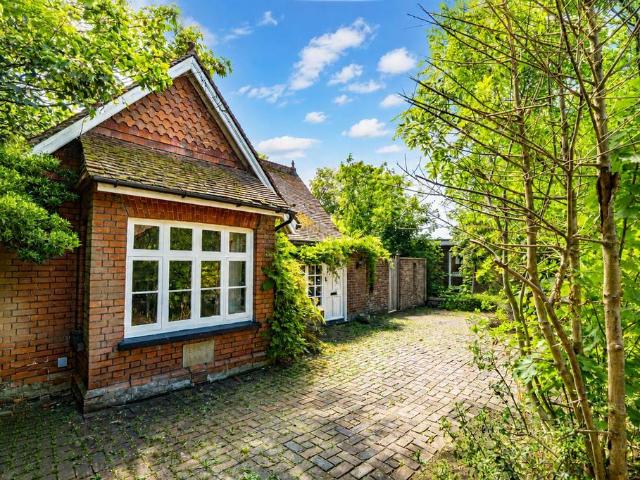 2 bedroom detached house for sale