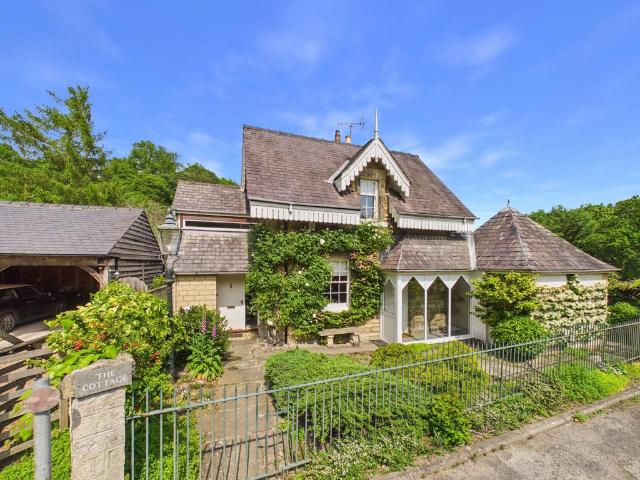 2 bedroom detached house for sale