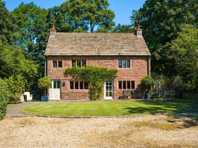 2 bedroom detached house for sale
