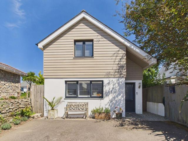 2 bedroom detached house for sale