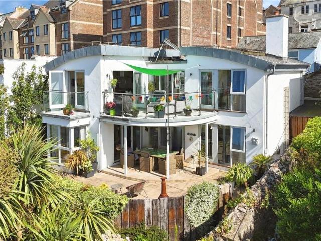 2 bedroom detached house for sale