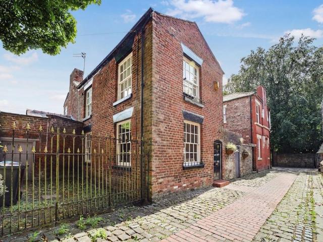 2 bedroom detached house for sale