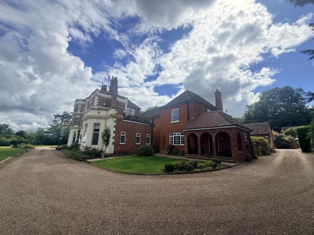 2 bedroom detached house for sale
