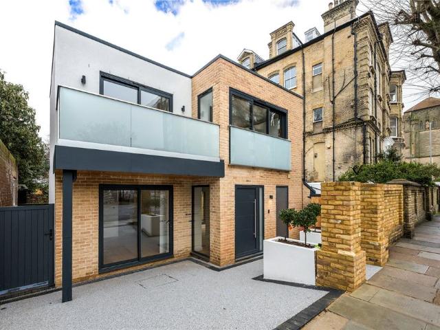 2 bedroom detached house for sale