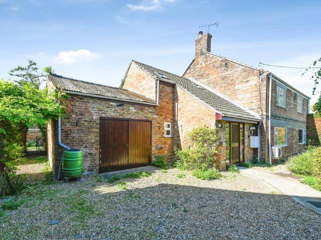 2 bedroom detached house for sale