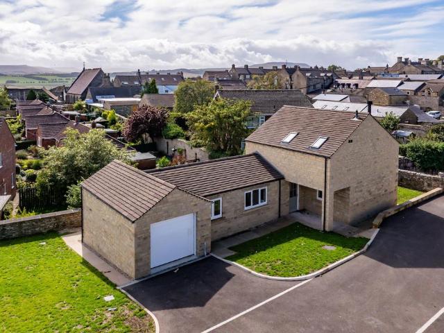 2 bedroom detached house for sale