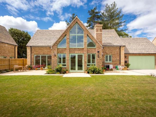 2 bedroom detached house for sale