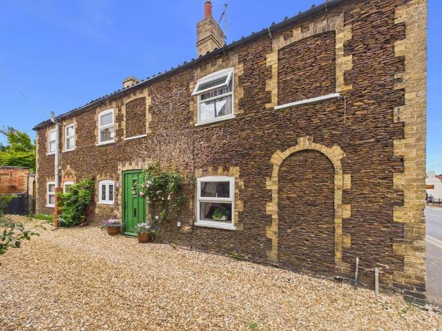 2 bedroom detached house for sale