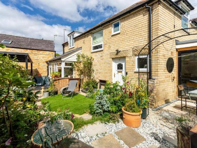 2 bedroom detached house for sale