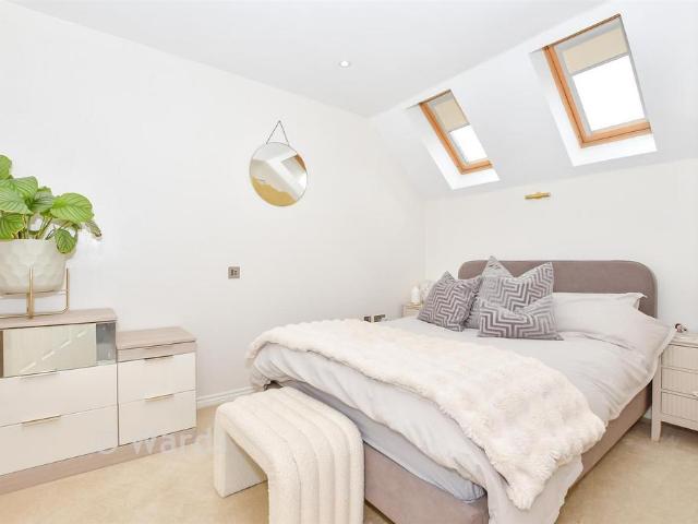 2 bedroom detached house for sale