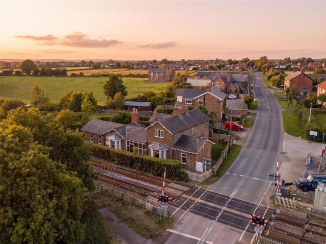 2 bedroom detached house for sale