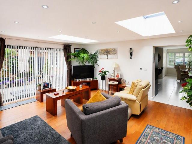 2 bedroom detached house for sale