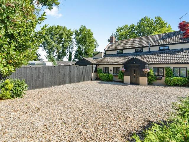 2 bedroom detached house for sale