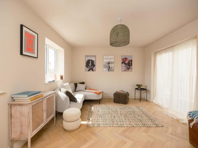 2 bedroom detached house for sale