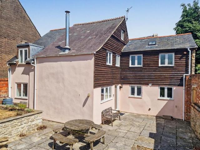2 bedroom detached house for sale
